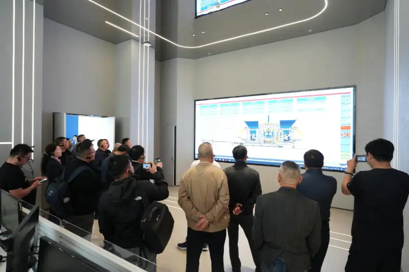 چائنا بلڈنگ بلاکس ایسوسی ایشن کے آٹھویں اجلاس کا دوسرا اسٹینڈنگ کونسل کا اجلاس کوانژو میں منعقد ہوا۔ کوانگونگ مشینری کمپنی، لمیٹڈ صنعت کے تبادلے اور ترقی میں تعاون کرتی ہے۔